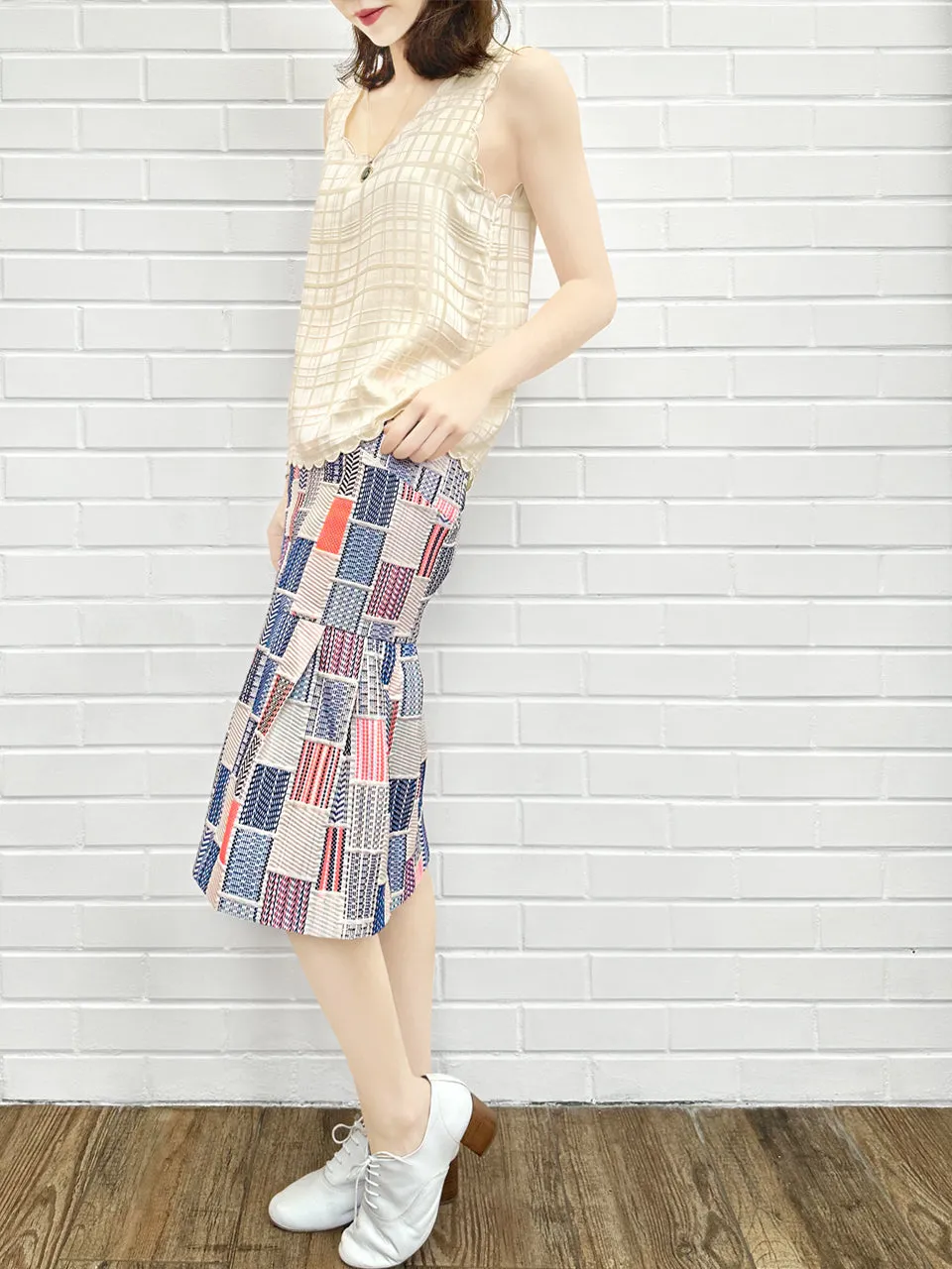 Creamy Check Round Neck Scallop Silk Tank