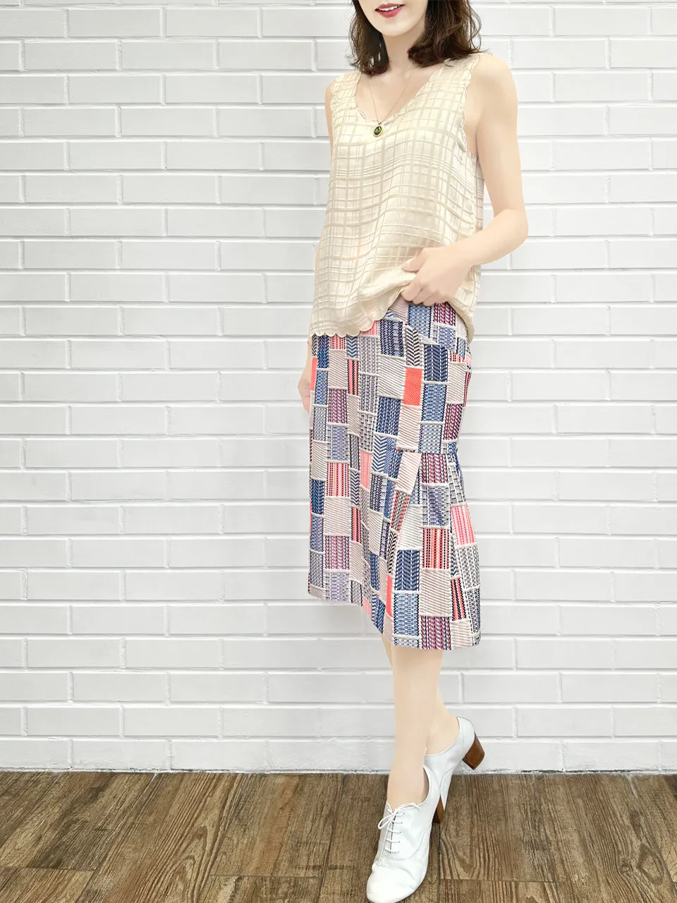 Creamy Check Round Neck Scallop Silk Tank